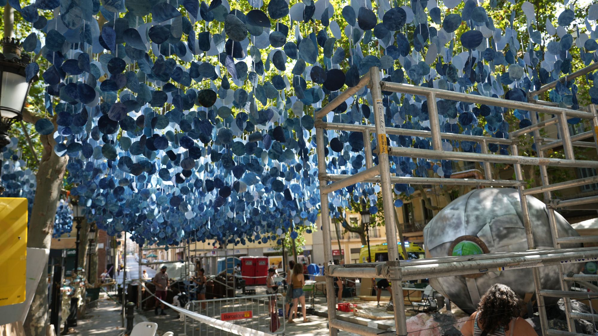 Una imatge de la decoració de la plaça Rovira i Trias del barri de Gràcia de Barcelona