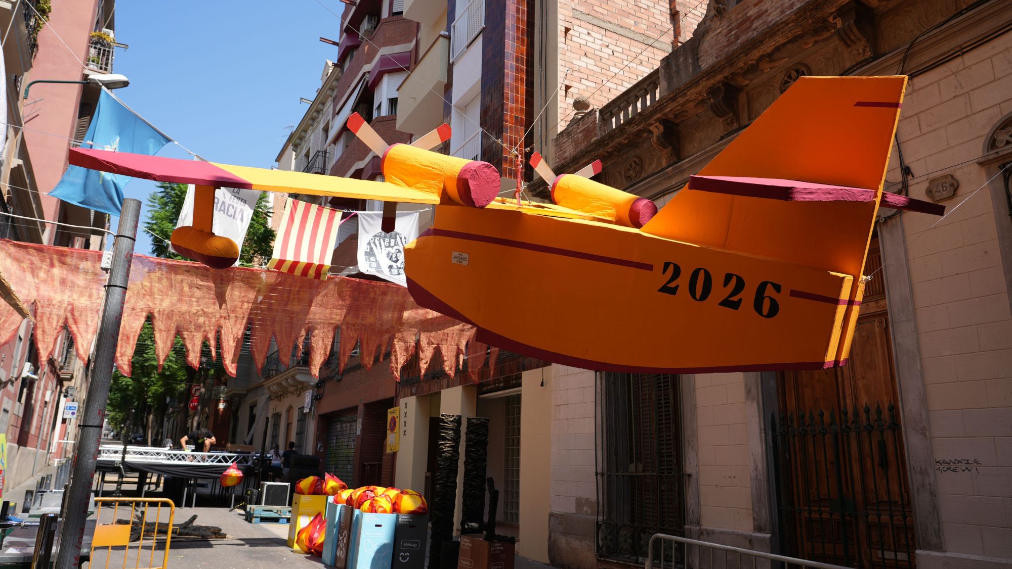 Un avió decoratiu al carrer de Joan Blanques del barri de Gràcia de Barcelona