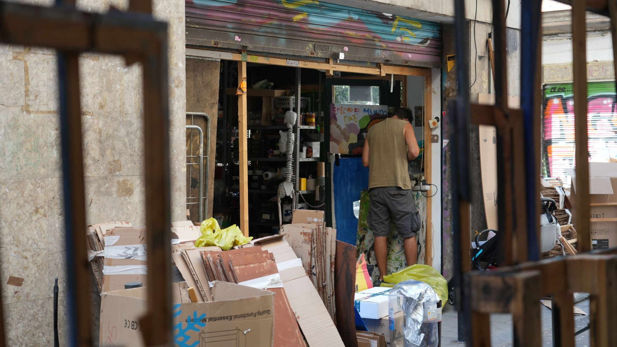 Una imatge dels preparatius del carrer de la Perla del barri de Gràcia