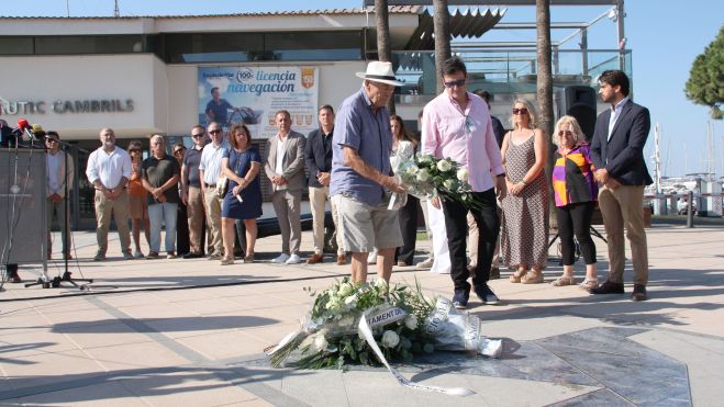 Josep Maria Rovira, fent l'ofrena floral en record a les víctimes
