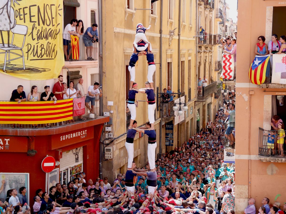 2 de 7 dels Xiquets del Serrallo a la diada de Sant Magí