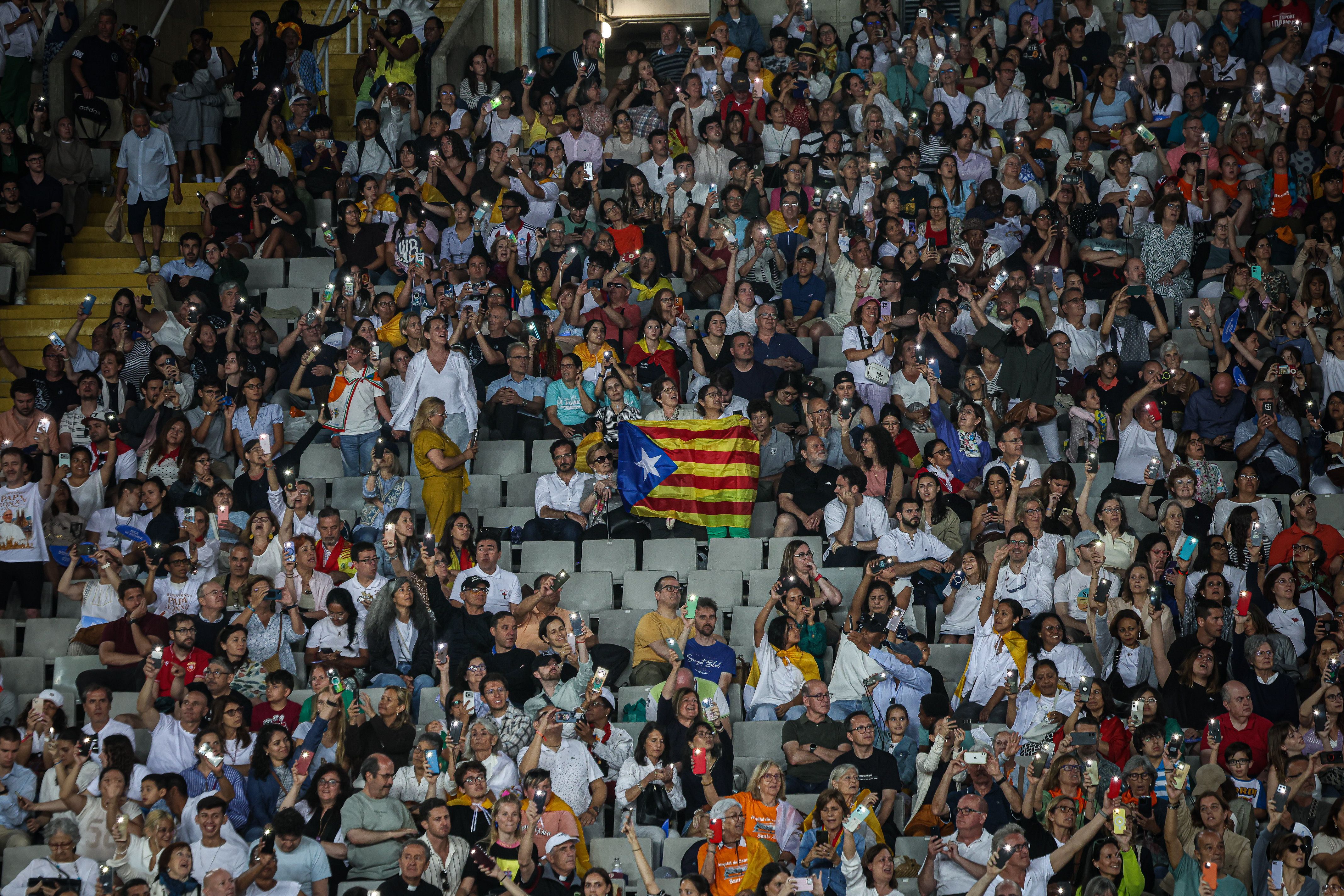 Una estelada entre el públic durant la visita del papa Lleó XIV a l'Estadi Olímpic