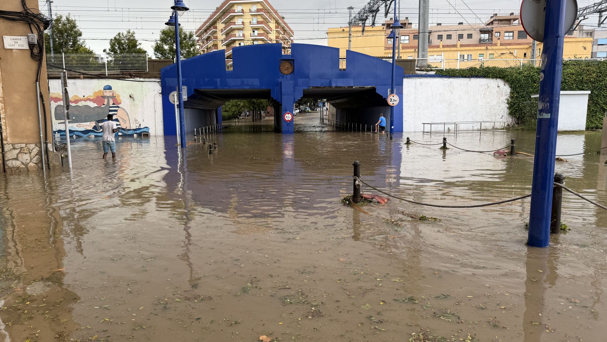 L'entrada del barri del Serrallo de Tarragona inundat per la pluja