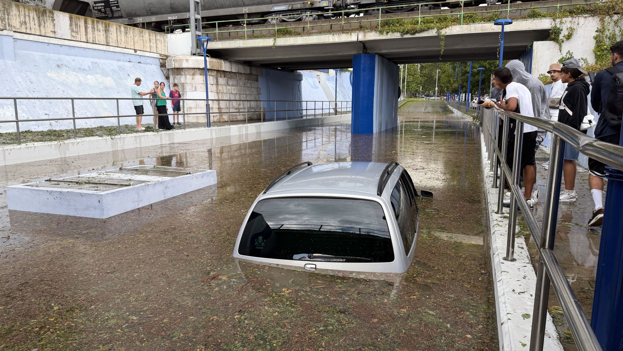 L'entrada del barri del Serrallo amb inundacions per les fortes pluges