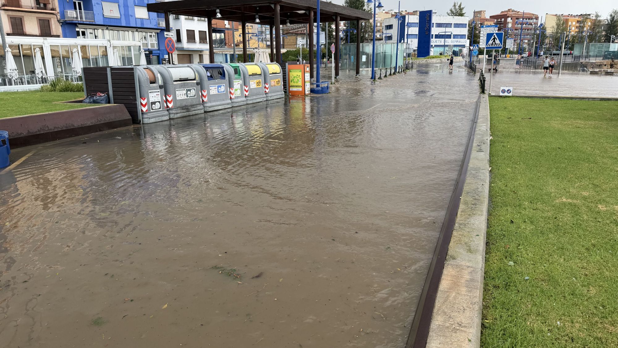 Carrers inundats al barri del Serrallo de Tarragona per les fortes pluges