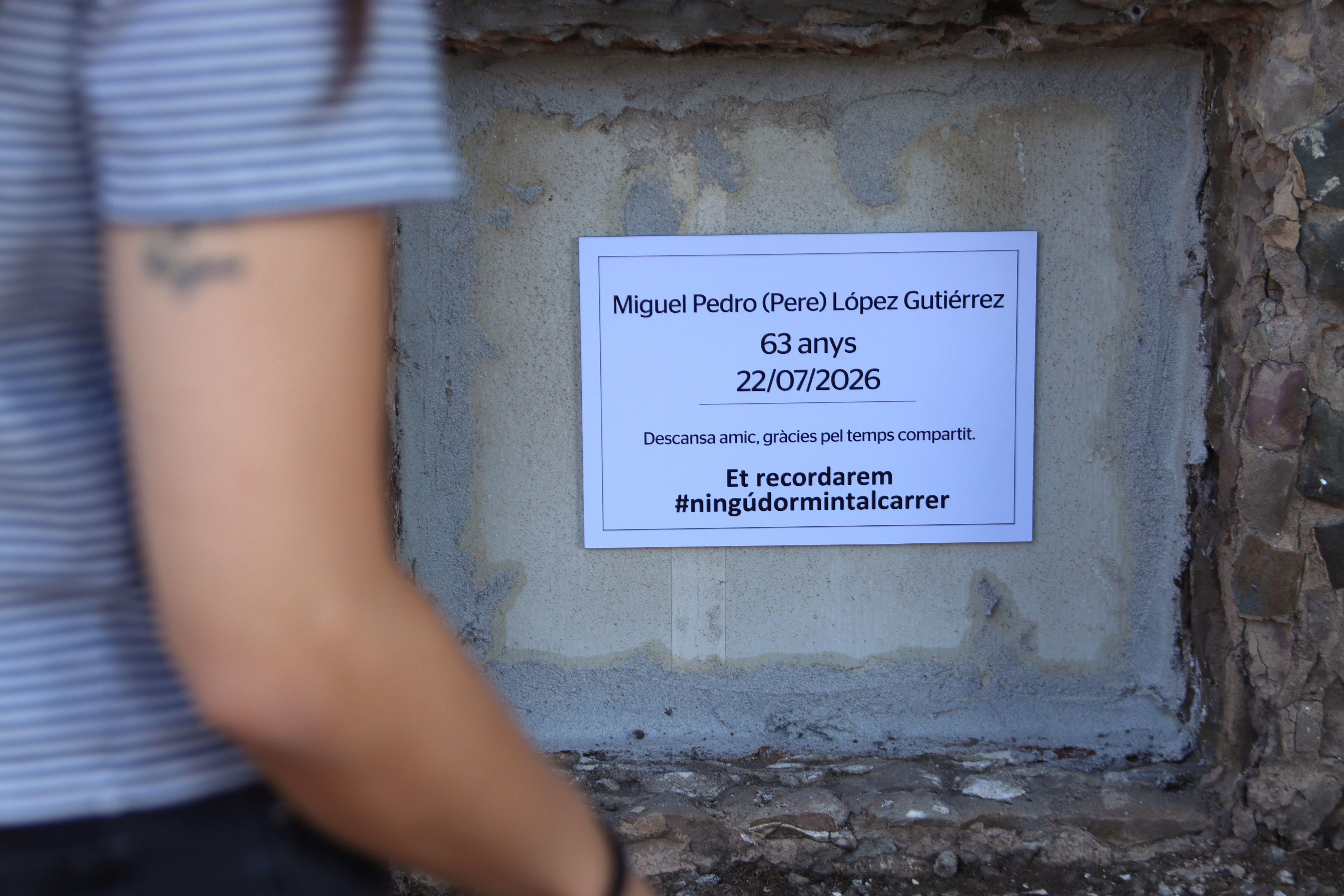 La placa amb el nom del Pere en el seu nínxol, al cementiri de Montjuïc