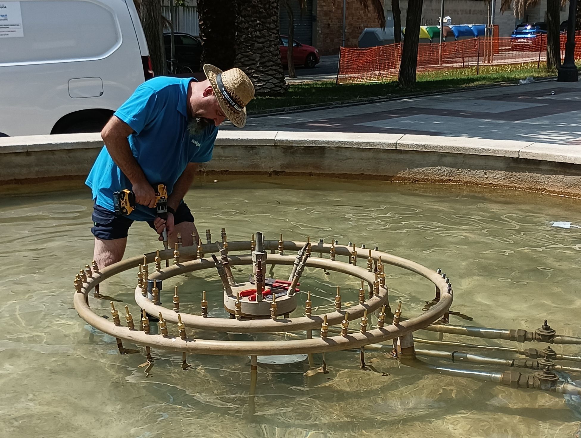 Treballs de reparació de la font ornamental de la rambla de Bonavista, a Tarragona