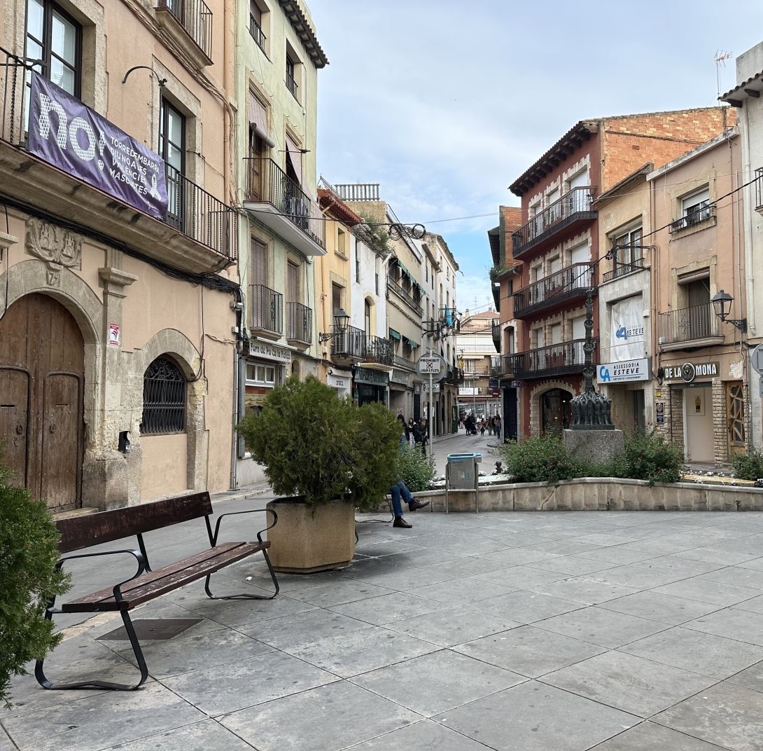 Imagen de archivo de la plaza de la Vila, con el Antiguo Ayuntamiento a la izquierda. Foto: Anna F. - Aj. Torredembarra
