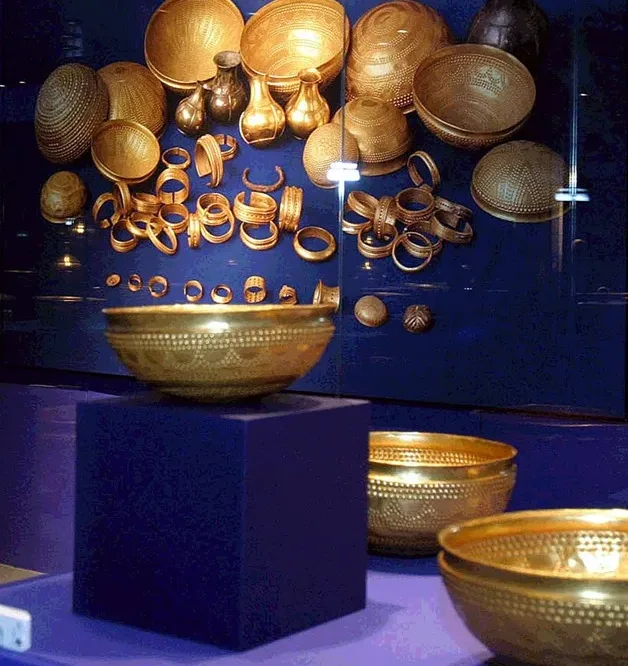 Imagen de archivo de algunas de las piezas de oro que forman el Tesoro de Villena. EFE.