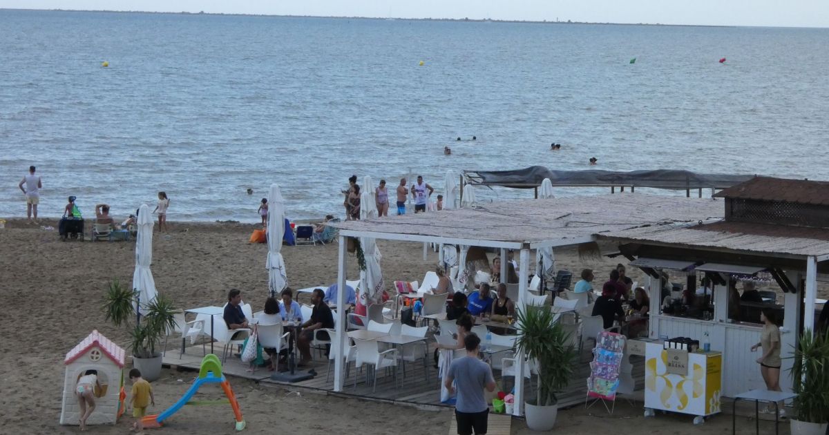 Exemple d'un establiment en perill per regressió platja.