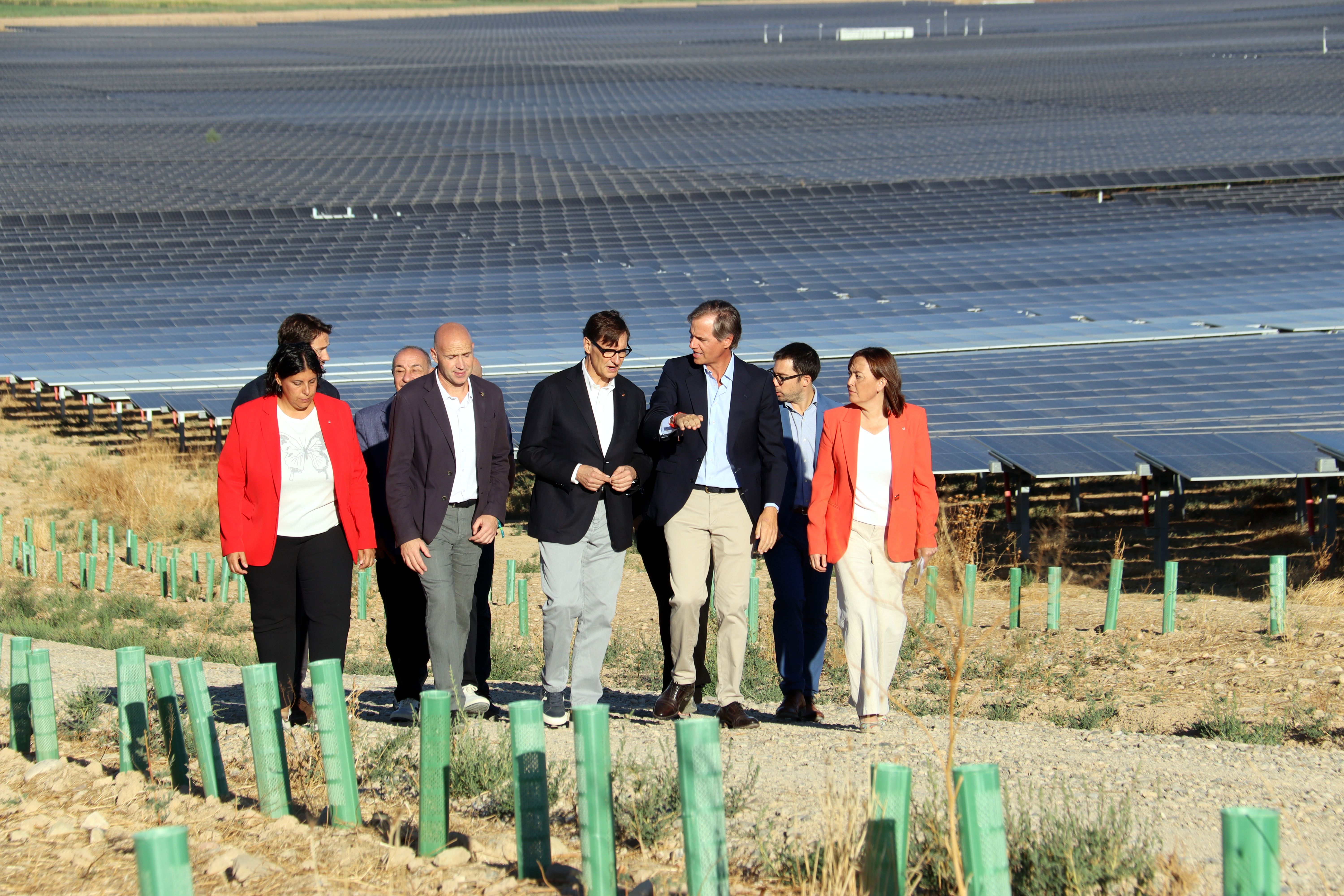 El president de la Generalitat, Salvador Illa, i la consellera de Territori, Sílvia Paneque, amb la resta d'autoritats i representants empresarials en la visita al parc solar d'Alcarràs 1