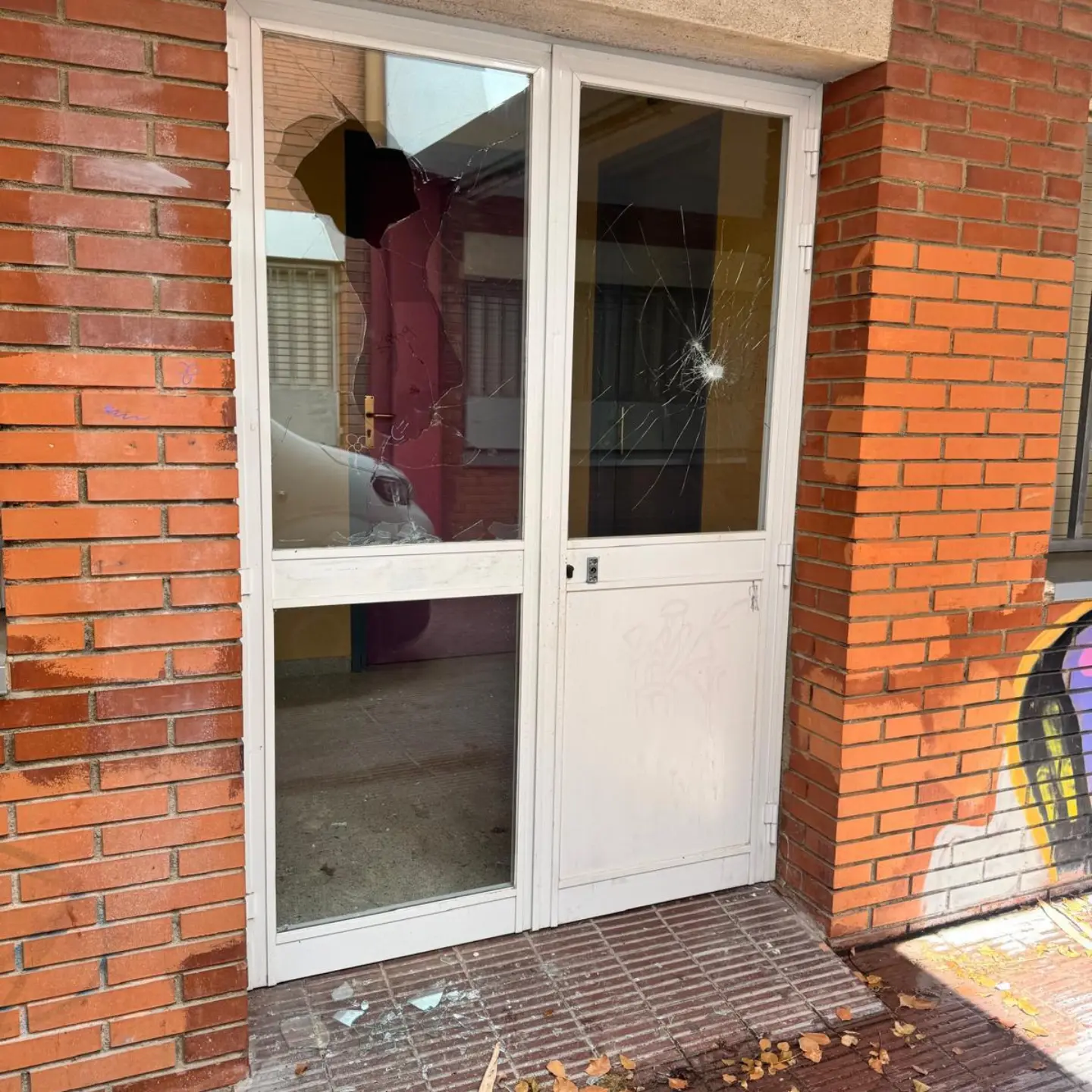 Porta trencada a l’Institut Camí de Mar de Calafell