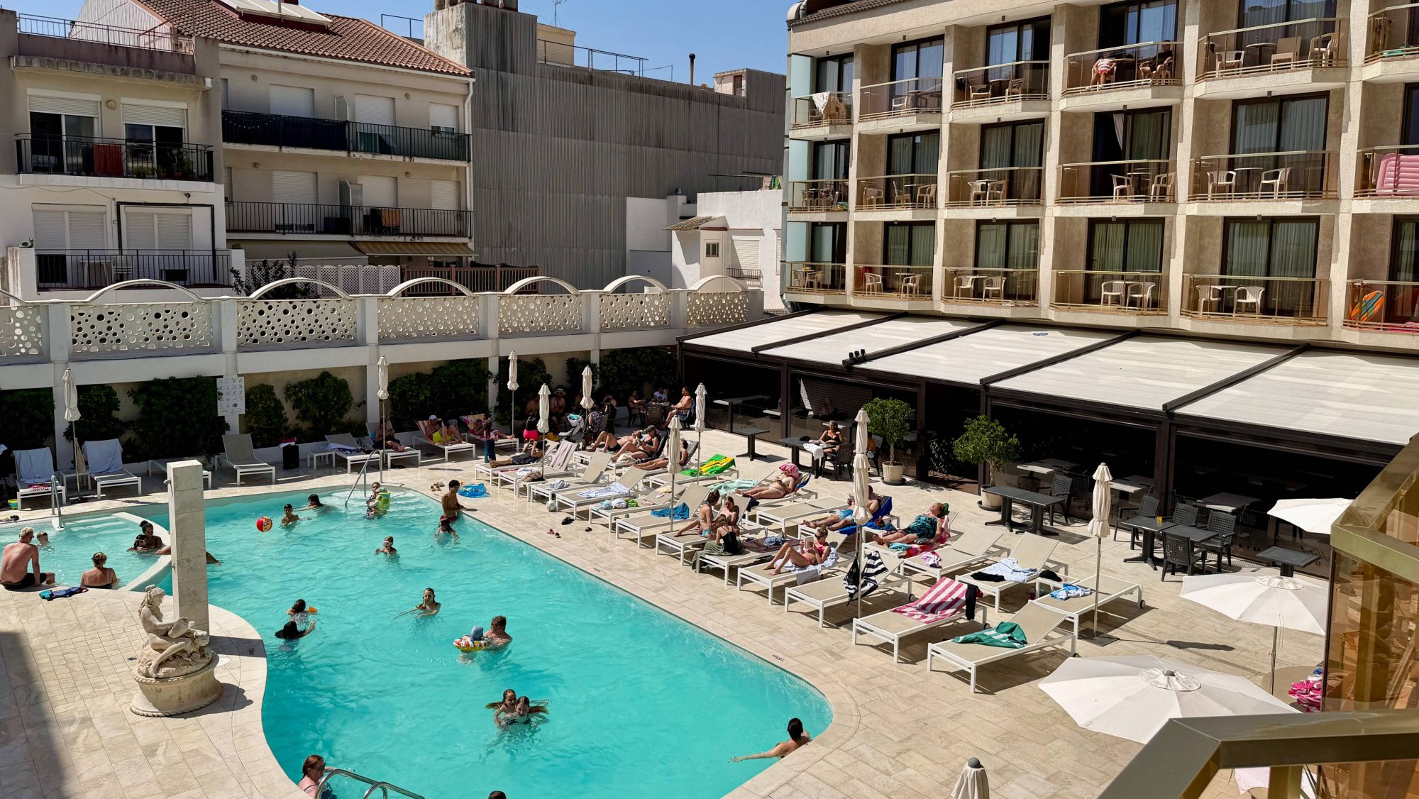 Un aparthotel ple de turistes a Calella
