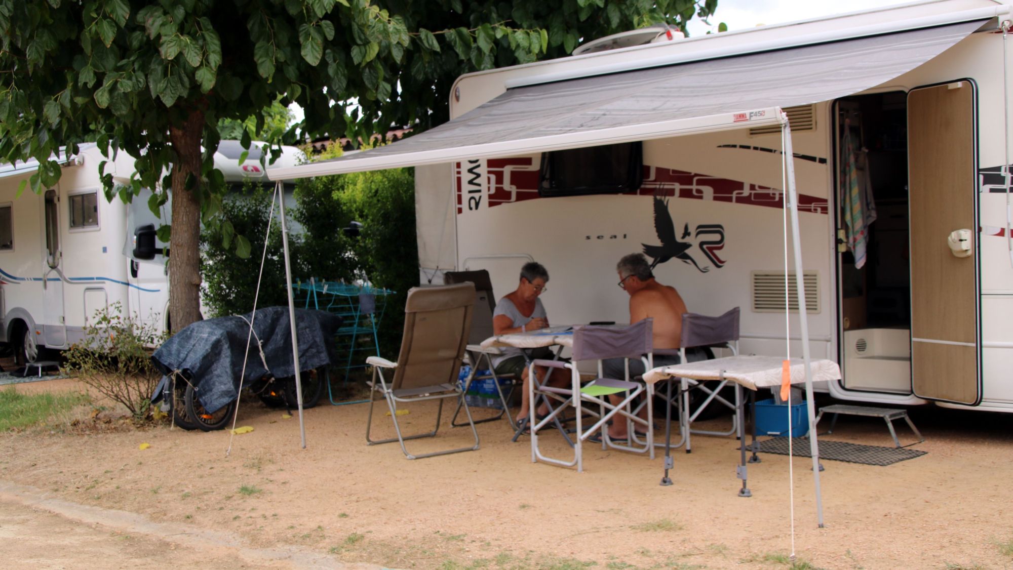Una parella en una autocaravana en un càmping de Roses
