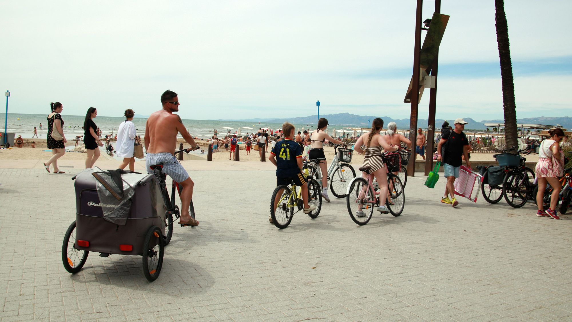 Turistes amb bicicleta passejant pel centre de Salou