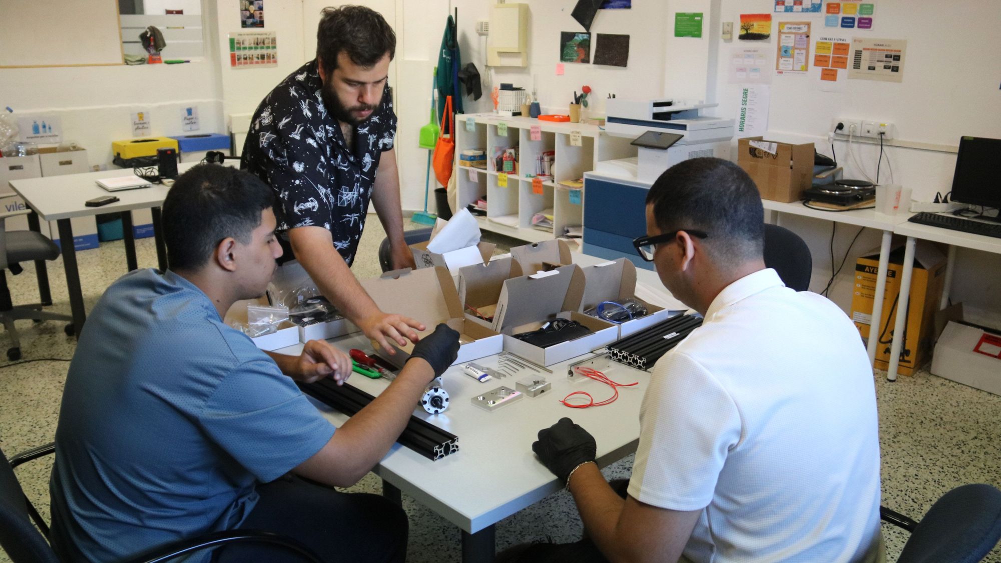 Joves de Suara Cooperativa avançant en un dels projectes de l'entitat