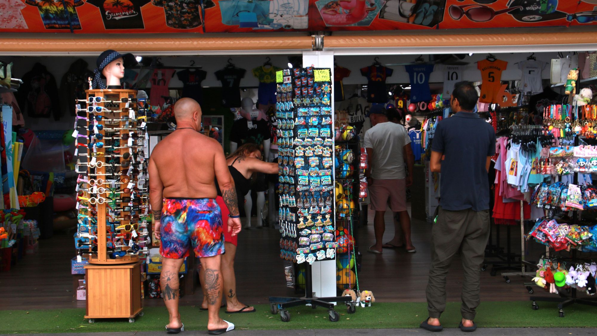 Turistes comprant souvenirs en una botiga del centre de Salou aquest agost