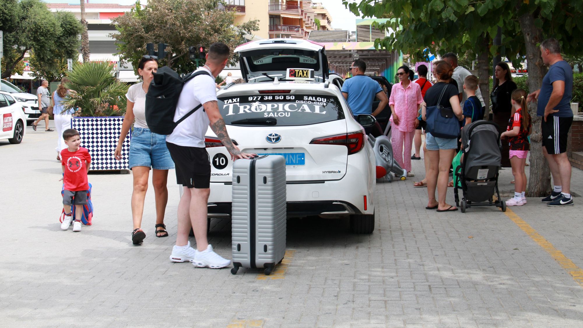 Turistes agafant un taxi al centre de Salou