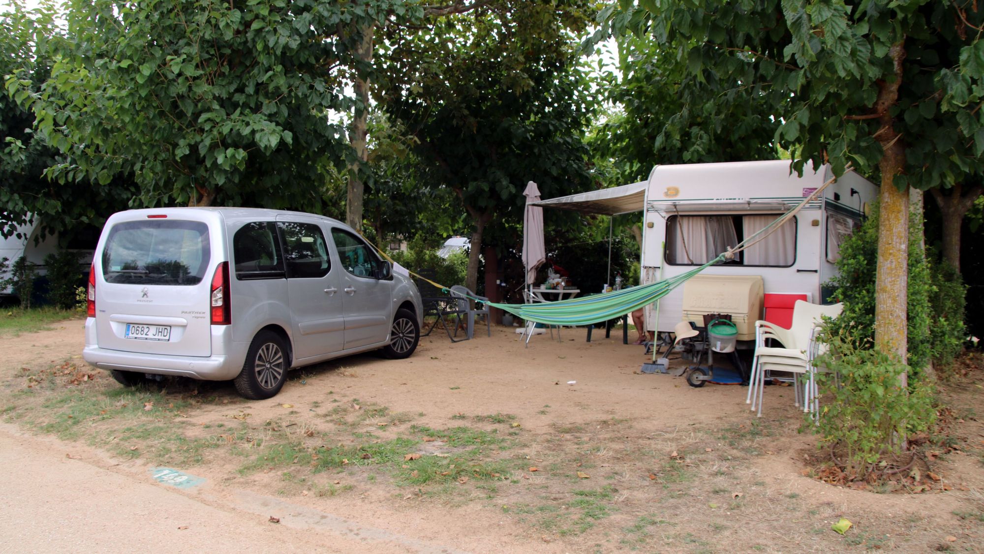 Una caravana en un càmping de Roses
