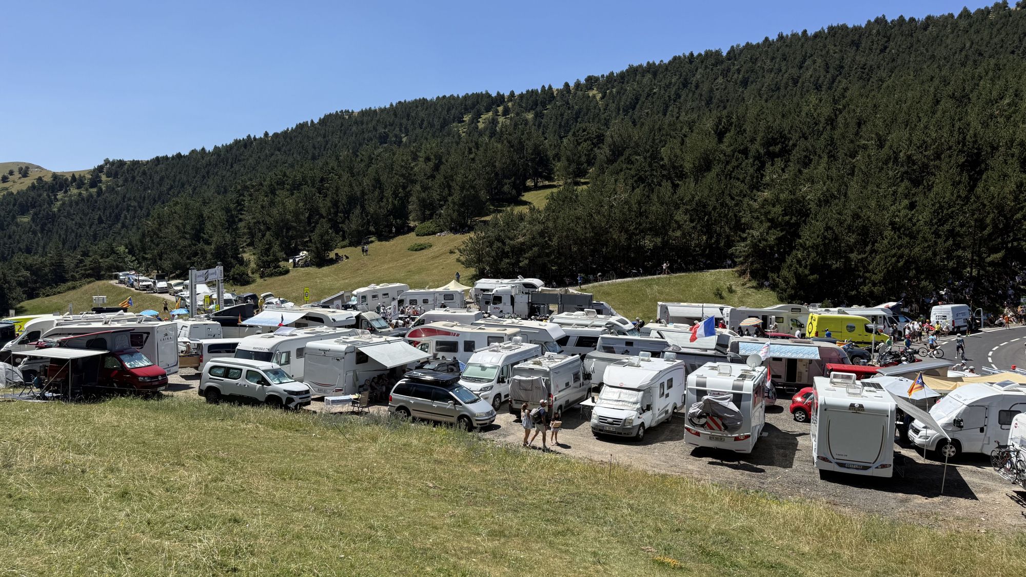 Desenes d'autocaravanes aparcades al marge de la N 260.