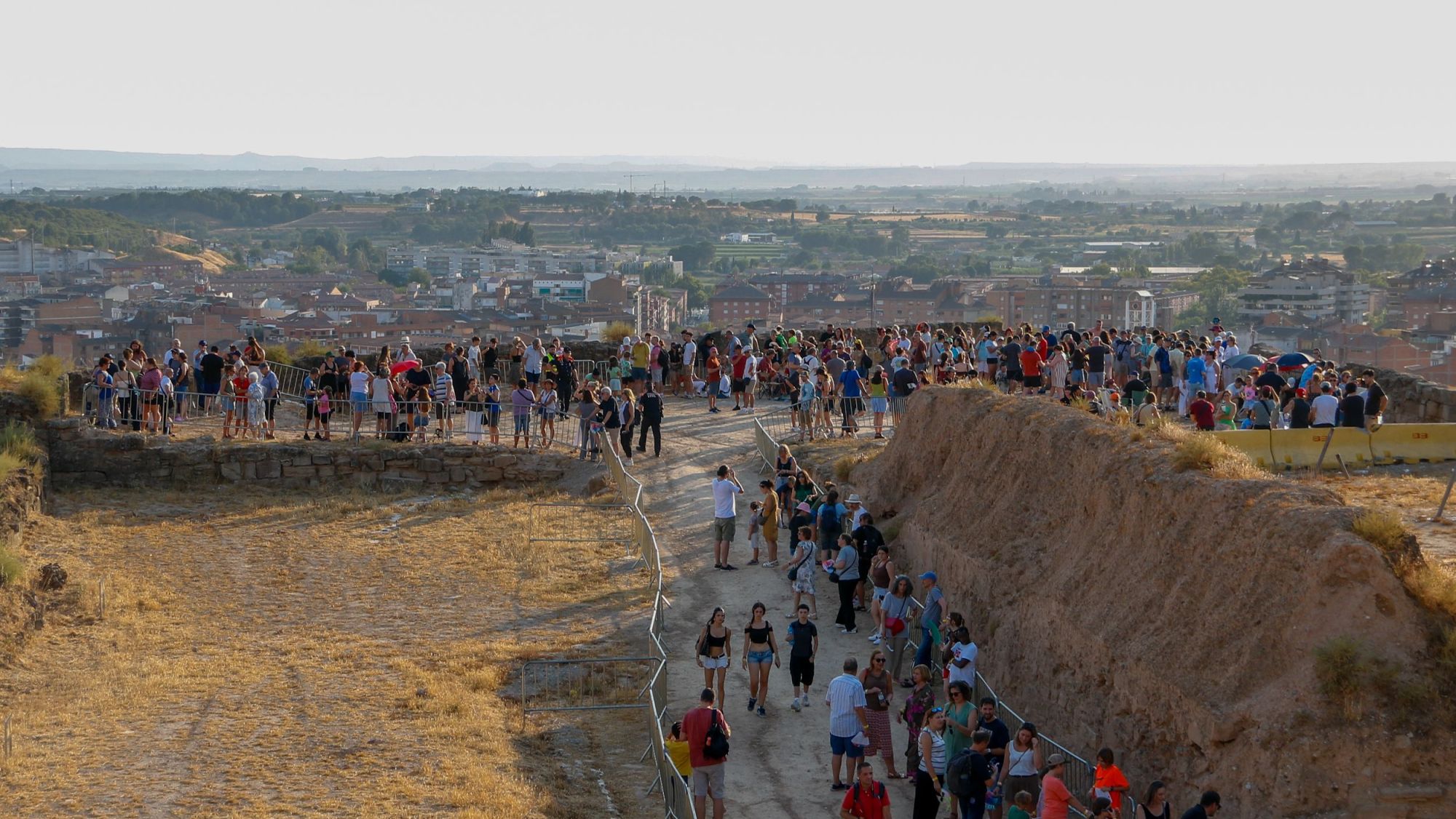 Un dels espais habilitats al conjunt monumental de la Seu Vella per veure l’eclipsi, plens de gent.