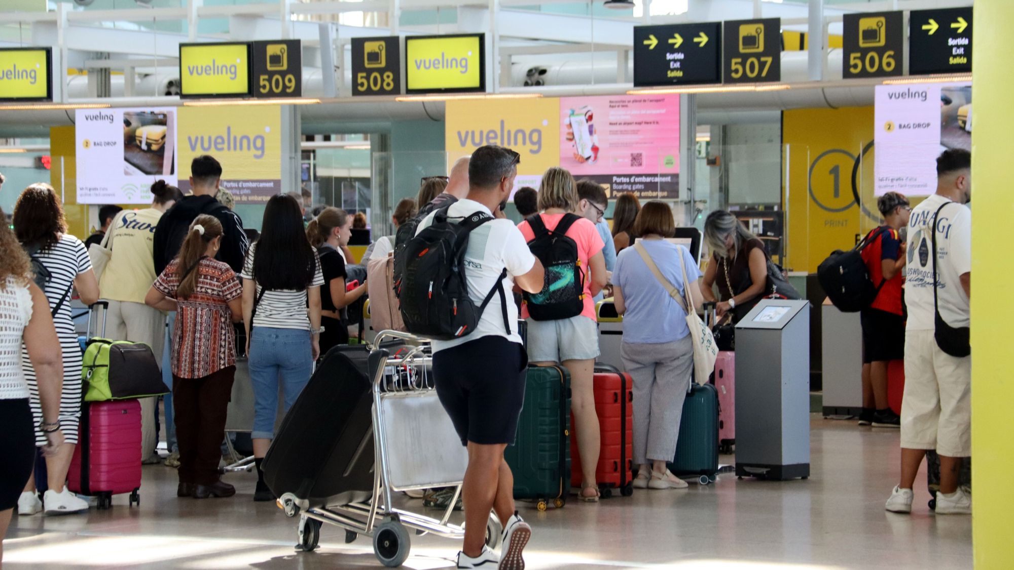 Cues als taulells de facturació de l'aeroport del Prat.