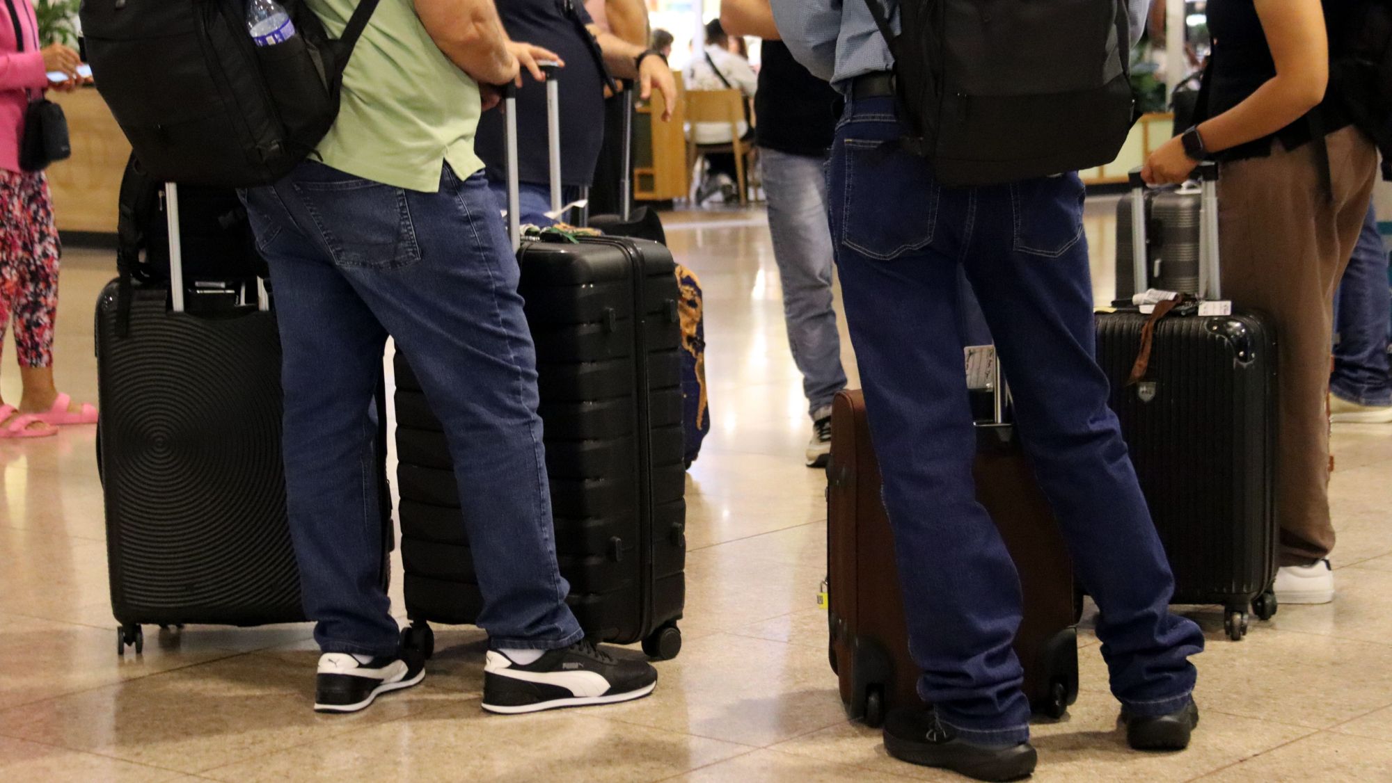 Usuaris amb maletes a l'aeroport del Prat.