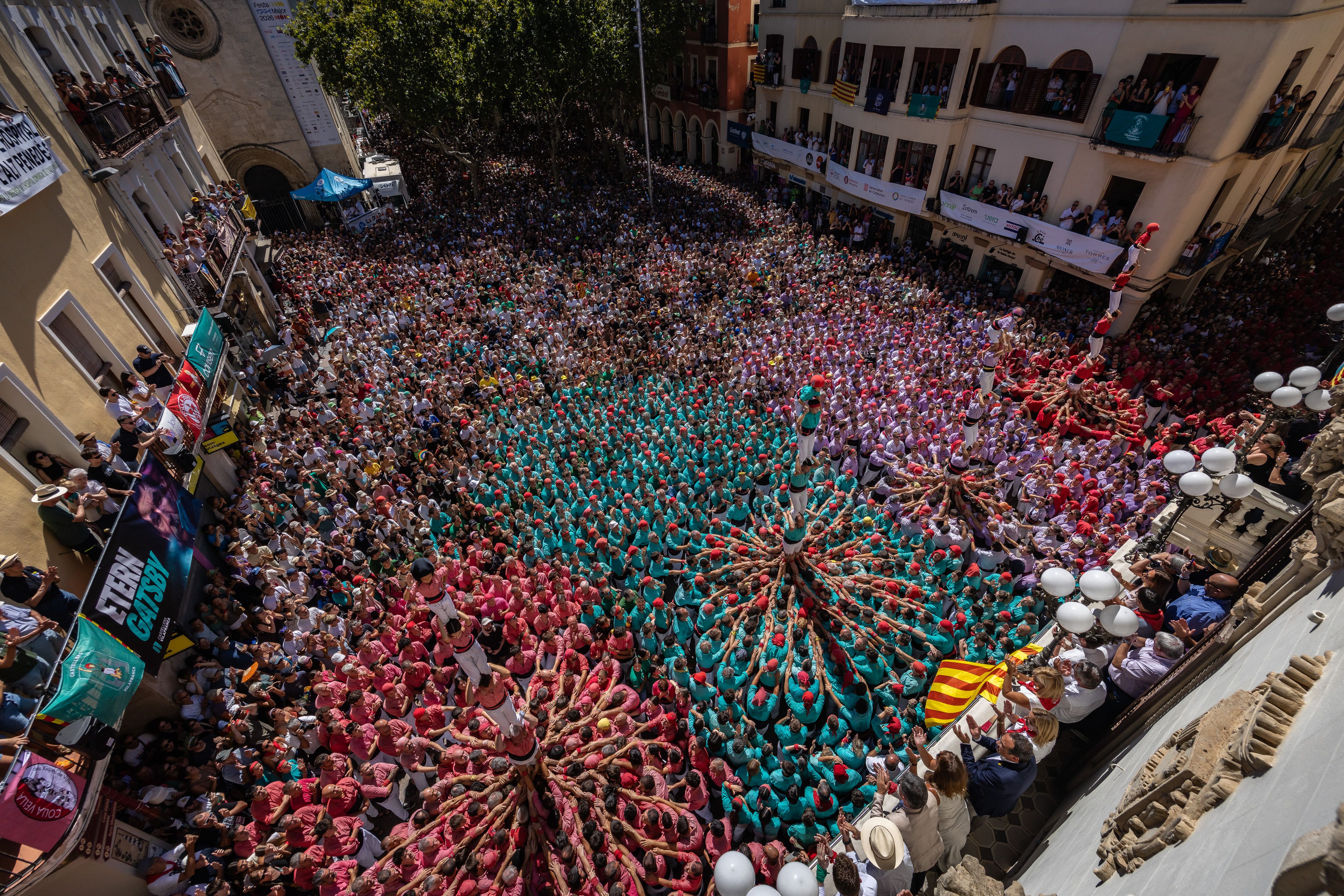 Pilars de cinc de les colles a Sant Fèlix, en homenatge a Gatsby, el casteller de Vilafranca mort aquest agost.