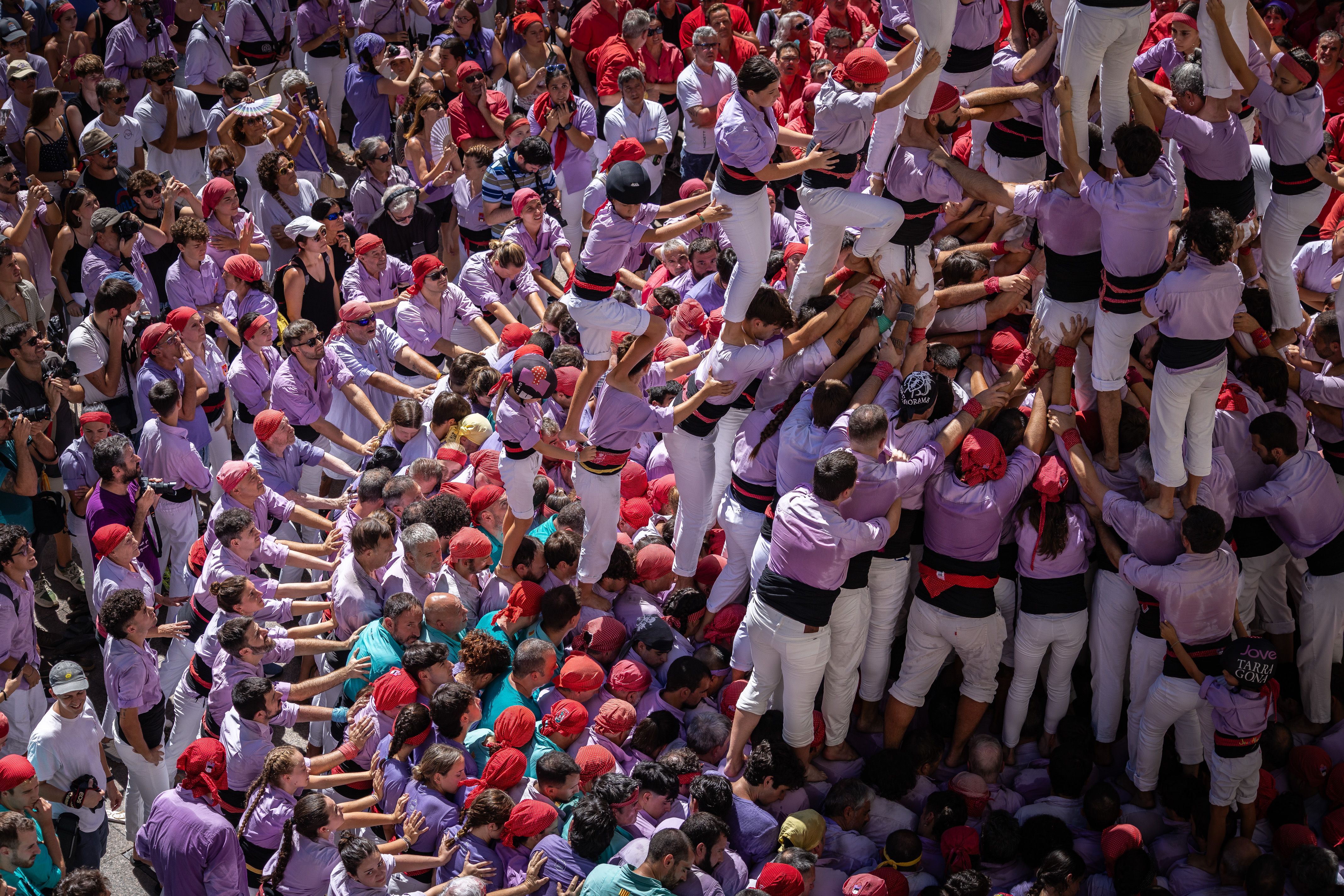 La Colla Jove Xiquets de Tarragona prepara la 'supercatedral' durant la diada de Sant Fèlix.
