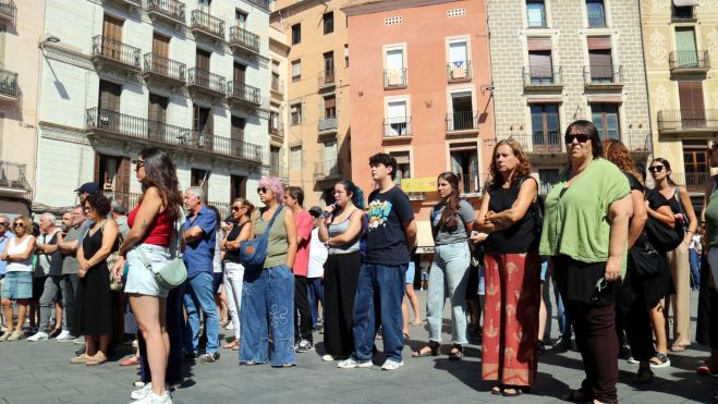 Minut de silenci a la plaça Major per l'apunyalament d'un veí