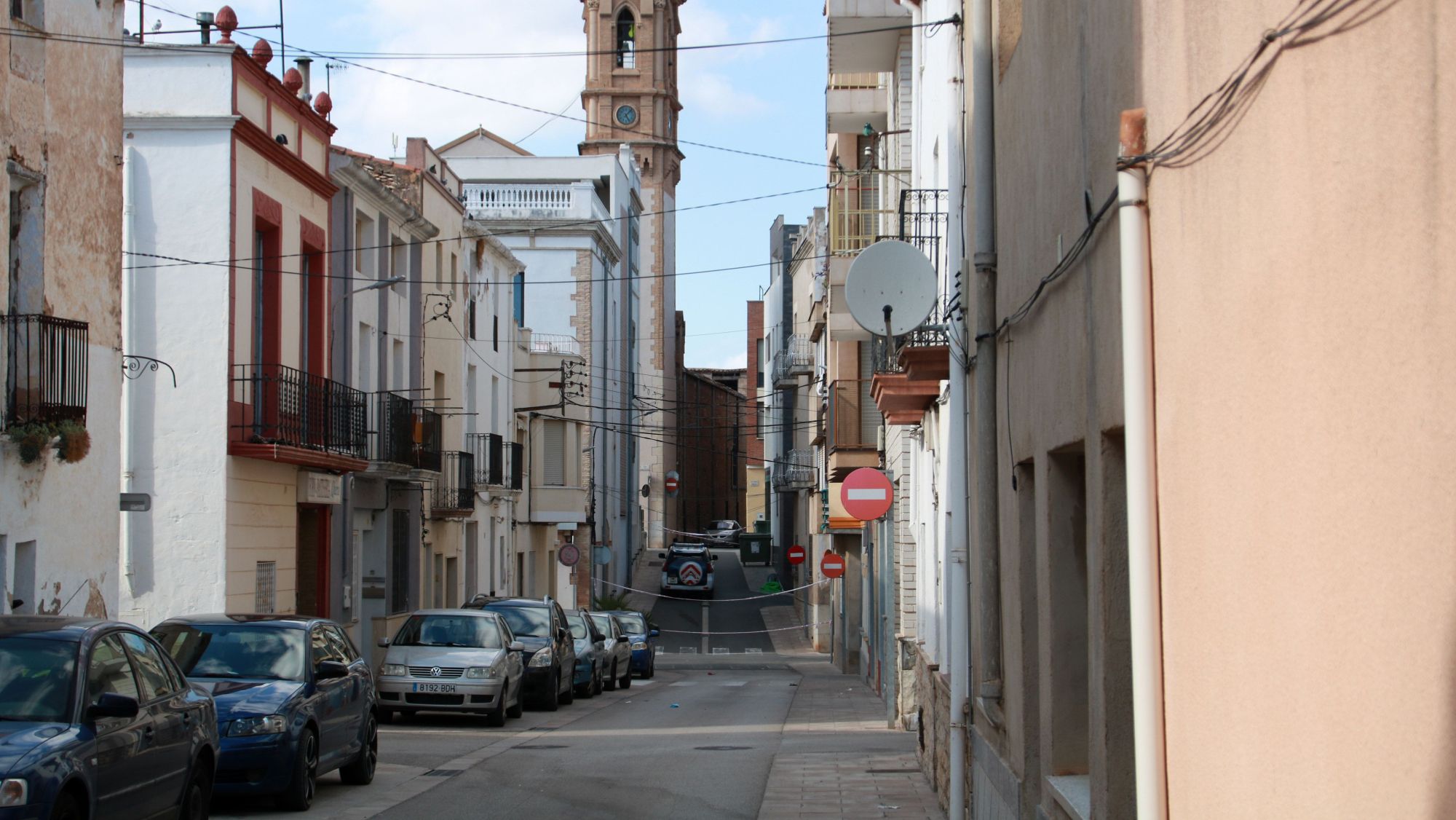 Els agents inspeccionen l'immoble per veure si en troben les possibles restes