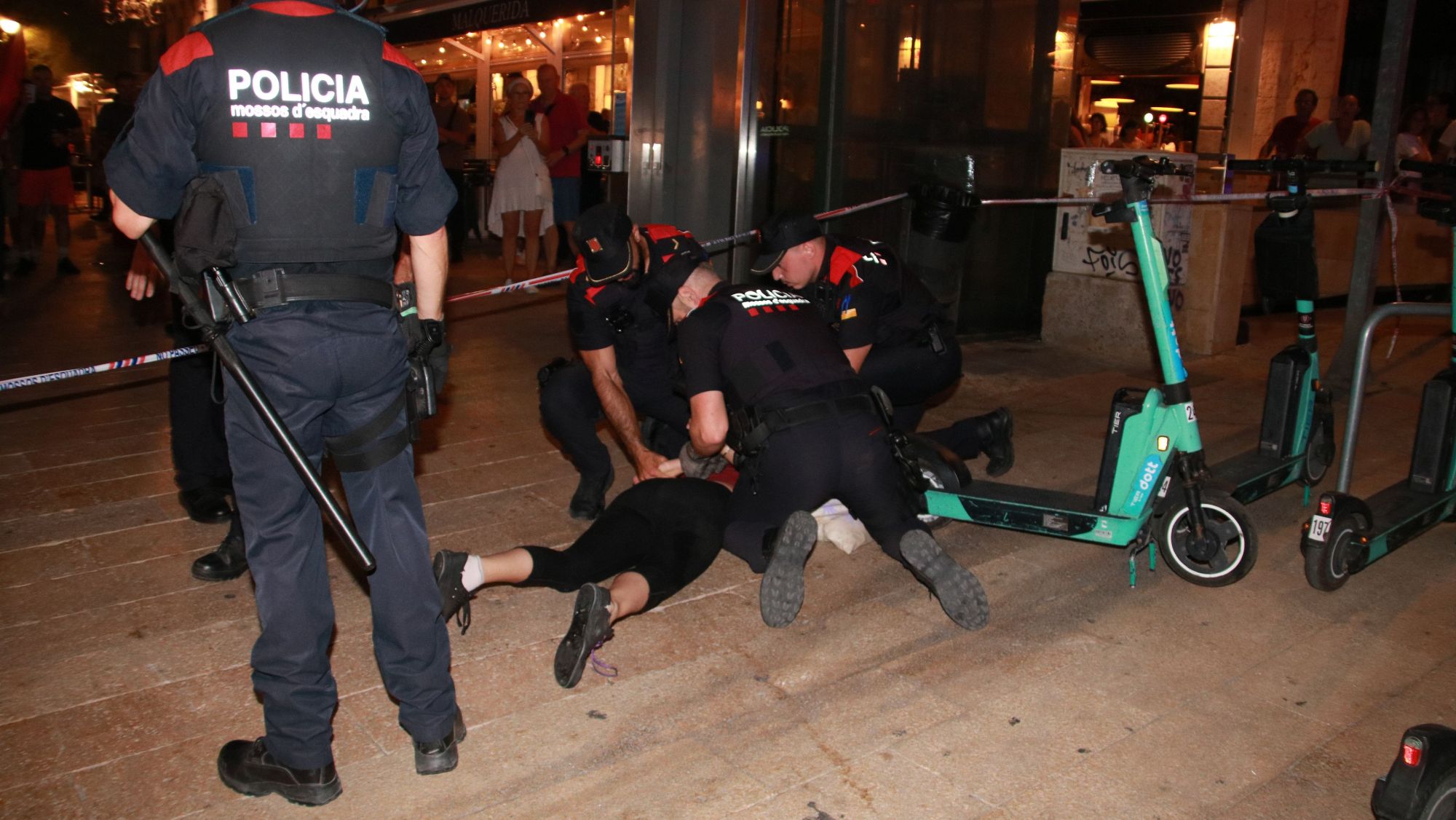 Agents dels Mossos d'Esquadra detenint una dona del grup d'antifeixistes i antiracistes al final de la concentració en suport a Ceuta, celebrada a la plaça de la Font de Tarragona