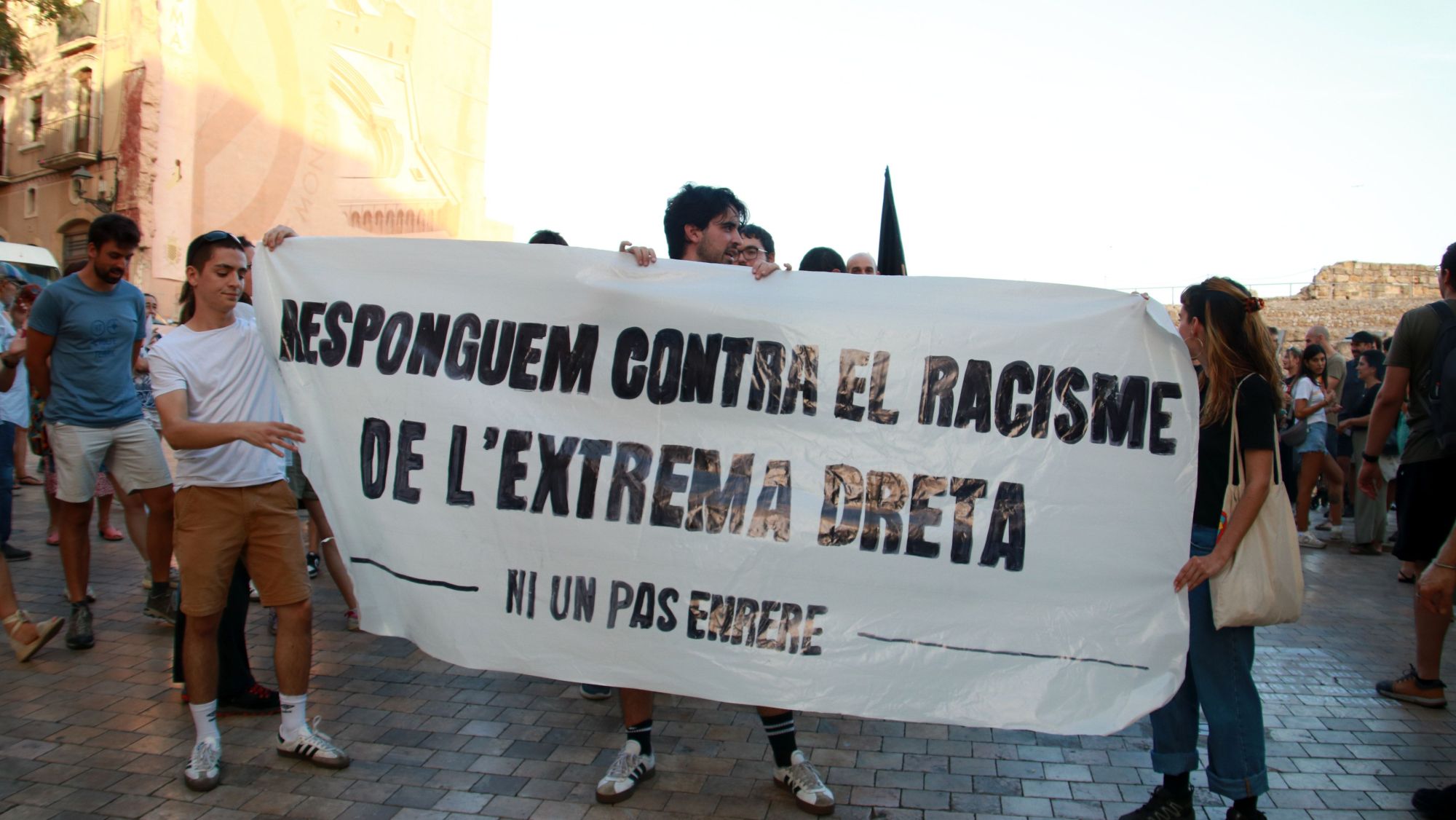 Una pancarta dels participants en una protesta antifeixista i antiracista contrària a la concentració en suport de Ceuta feta a Tarragona