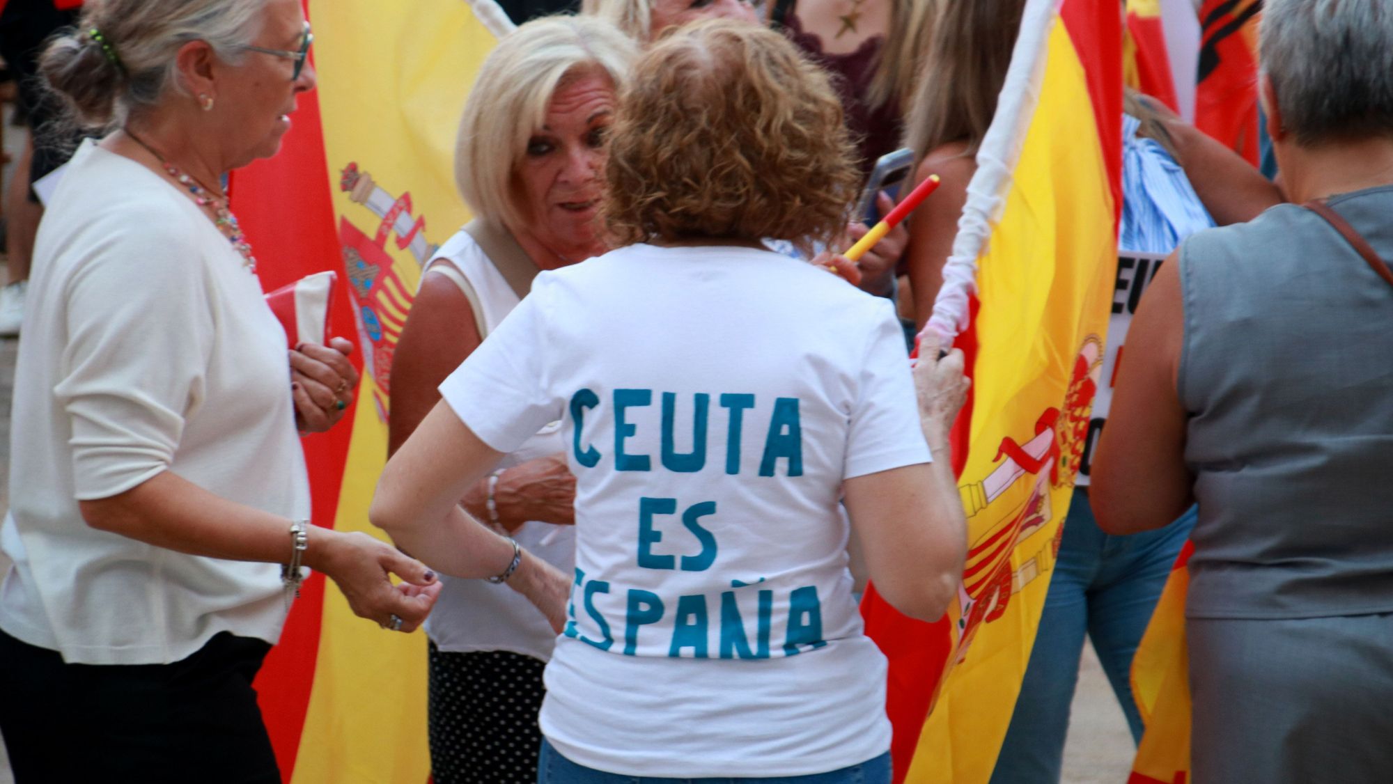 Una dona amb una samarreta amb el lema 'Ceuta es España' durant la protesta en suport del poble ceutí feta a Tarragona
