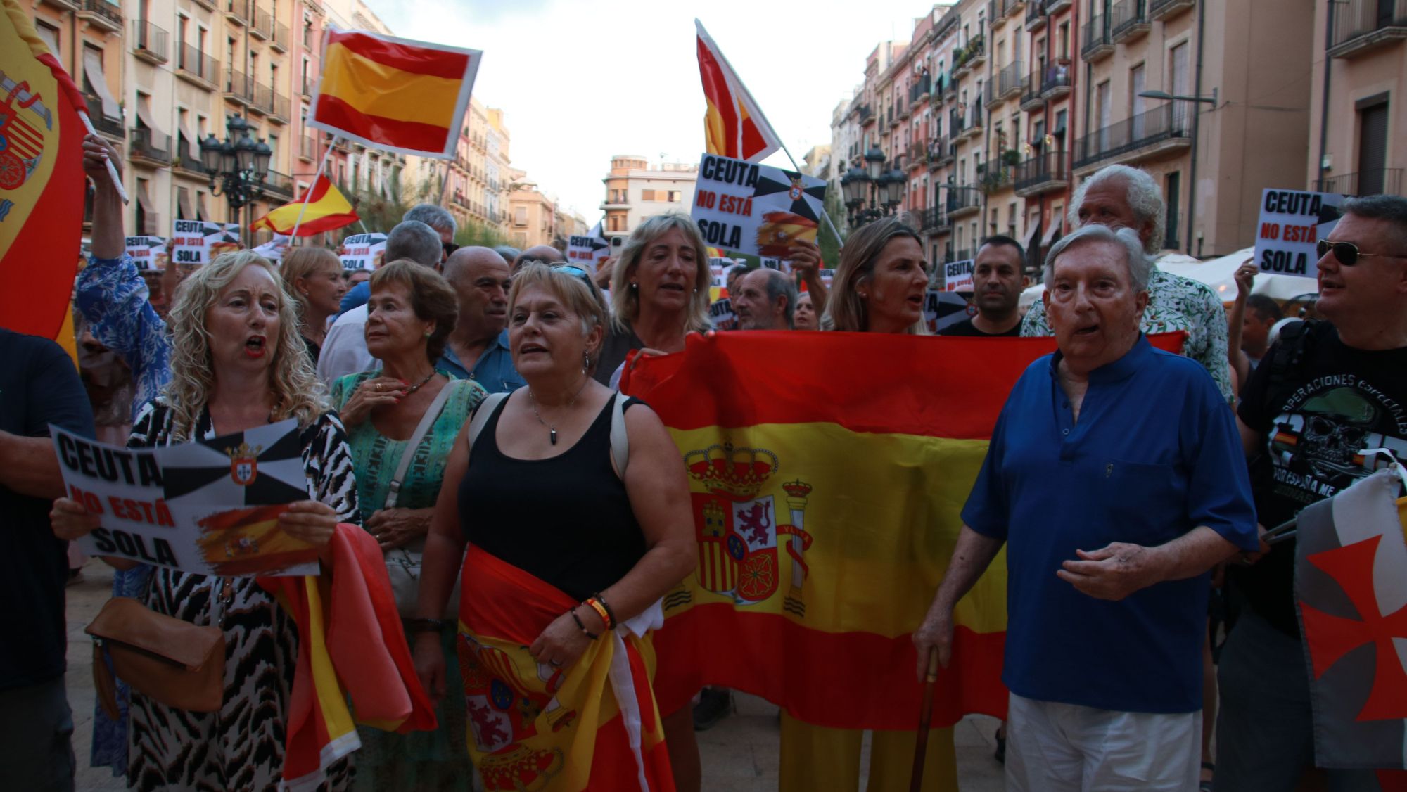Manifestants participant en la concentració per donar suport a Ceuta arran de la crisi migratòria que s'ha celebrat a la plaça de la Font de Tarragona