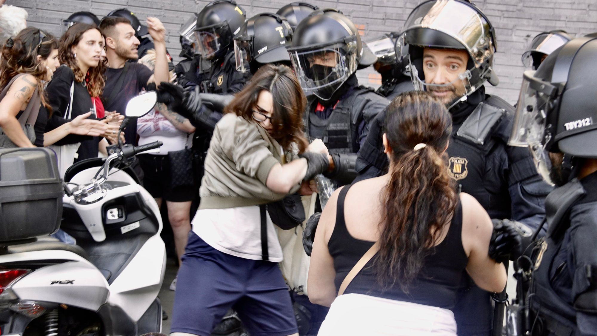 Veïns intentant trencar el cordó policial a la Mina per un desallotjament