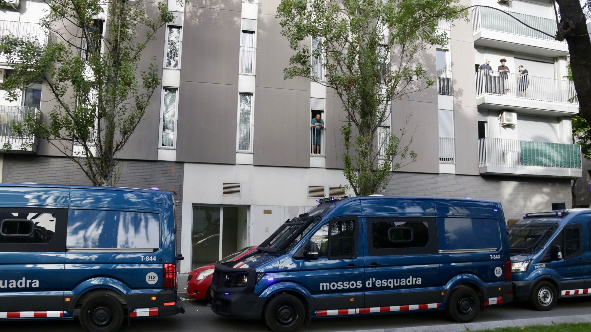 Vehicles dels Mossos al barri de la Mina