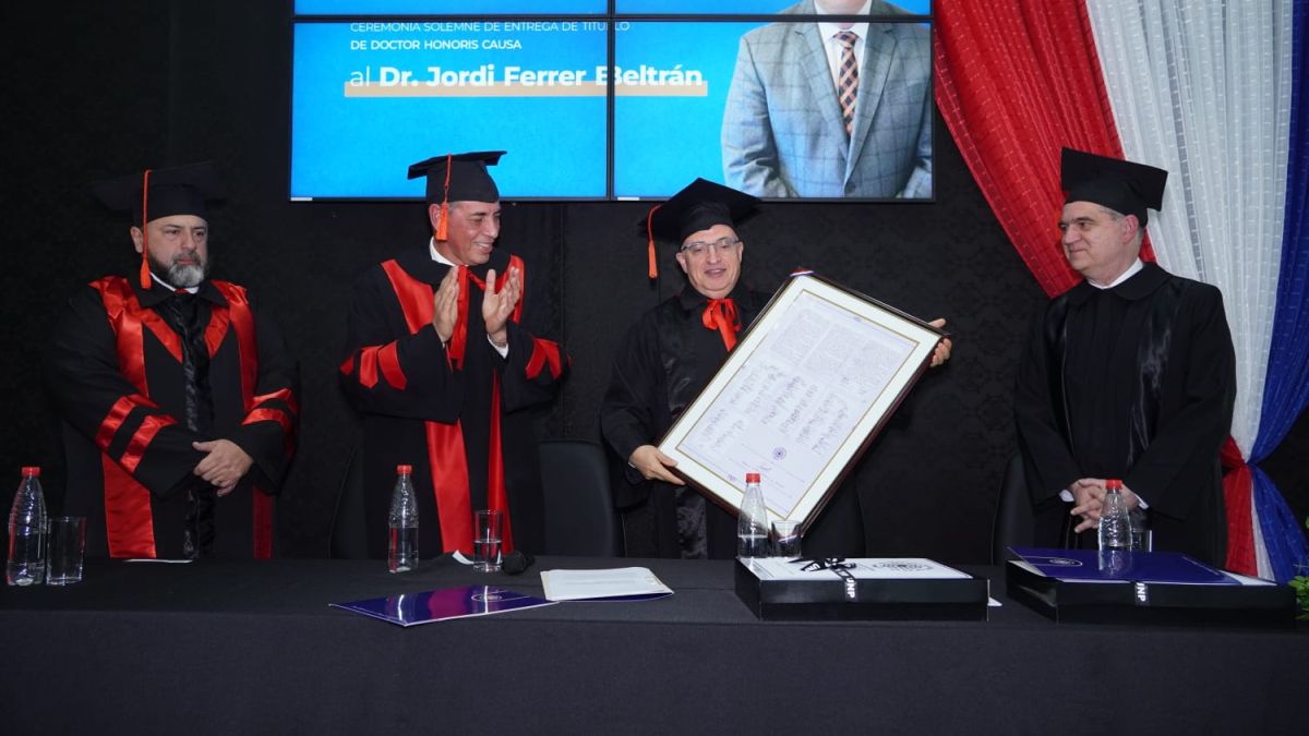 El professor de la Universitat de Girona i director de la Càtedra de Cultura Jurídica, Jordi Ferrer Beltrán, ha estat investit Doctor Honoris Causa per la Universidad Nacional de Pilar, al Paraguai 2