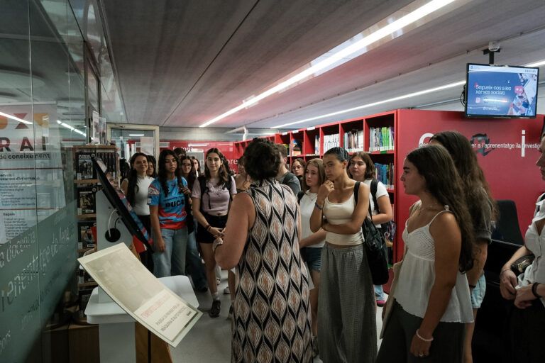 Explicacions durant la jornada d’acollida als nous estudiants al CRAI campus Bellissens