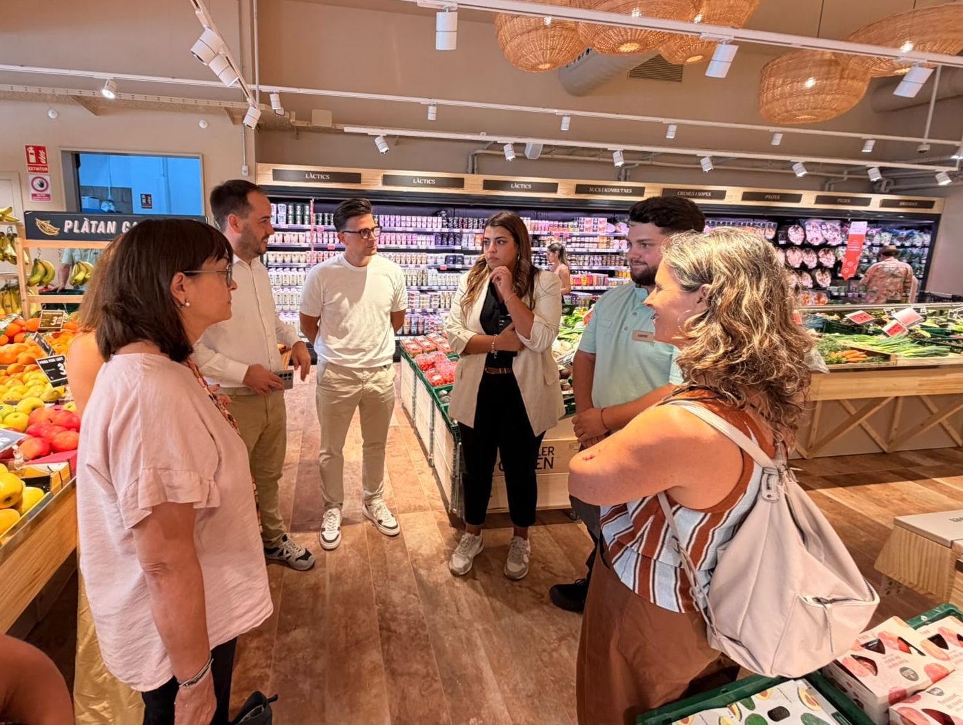 El tinent d’alcalde i regidor de Comerç i Mercats, Xavier Cardona, i la tinenta d’alcalde de Promoció Econòmica, Meritxell Lluís, visiten el nou supermercat d'Ametller Origen a Terrassa 1