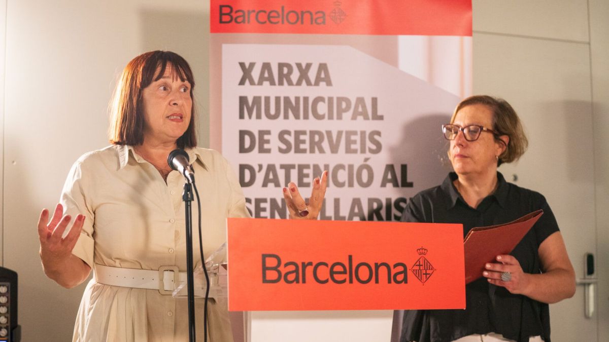 La tinenta d’alcaldia de Barcelona, Raquel Gil, i la comissionada d'Acció Social Sònia Fuertes
