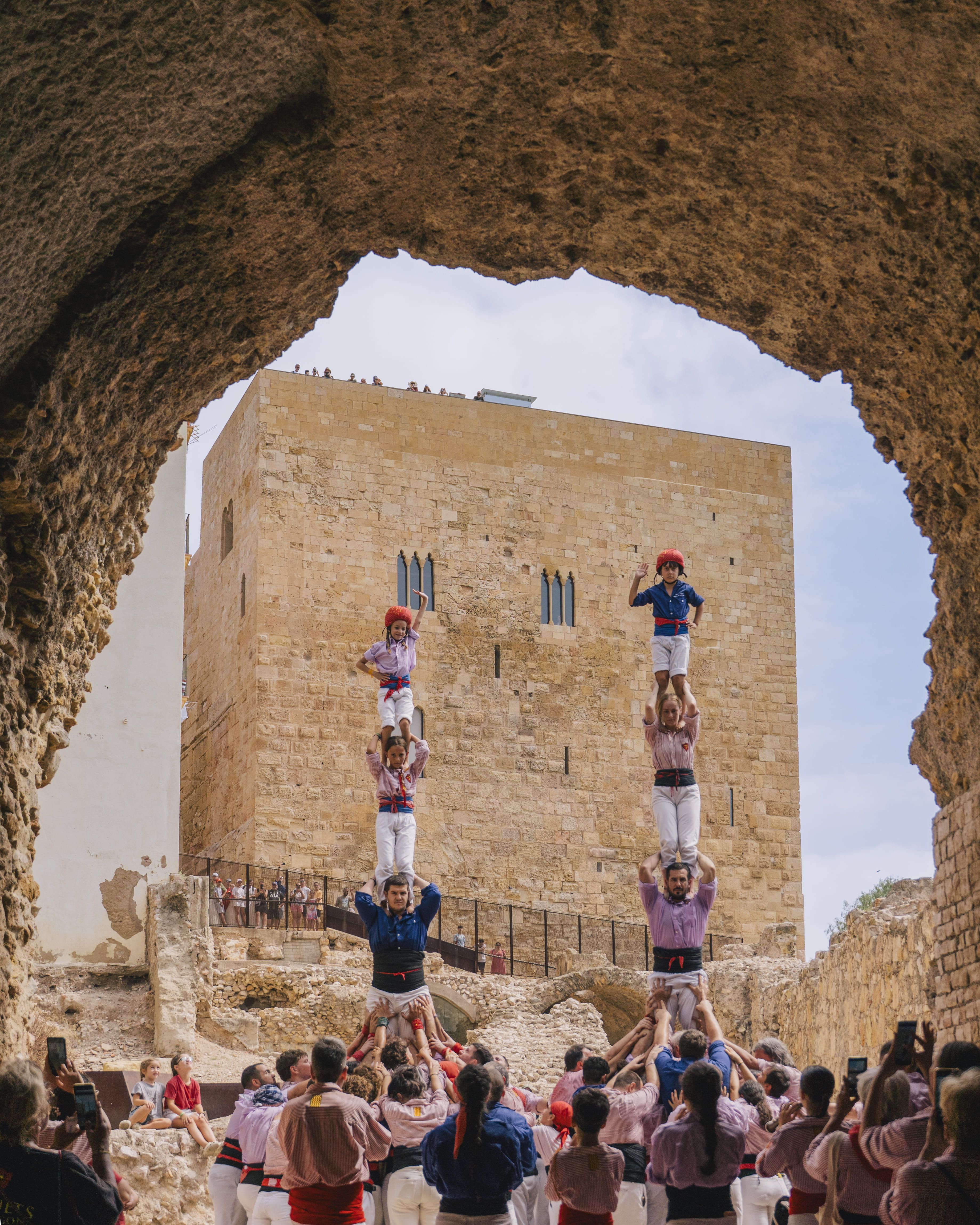 Xiquets de Tarragona amb les tres camises dels 100 anys. Foto cedida