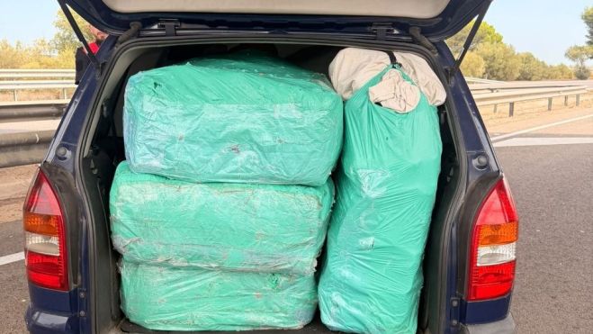 Els Mossos d’Esquadra detenen a l’Aldea un home amb 327 parells de sabatilles esportives presumptament falsificades 1