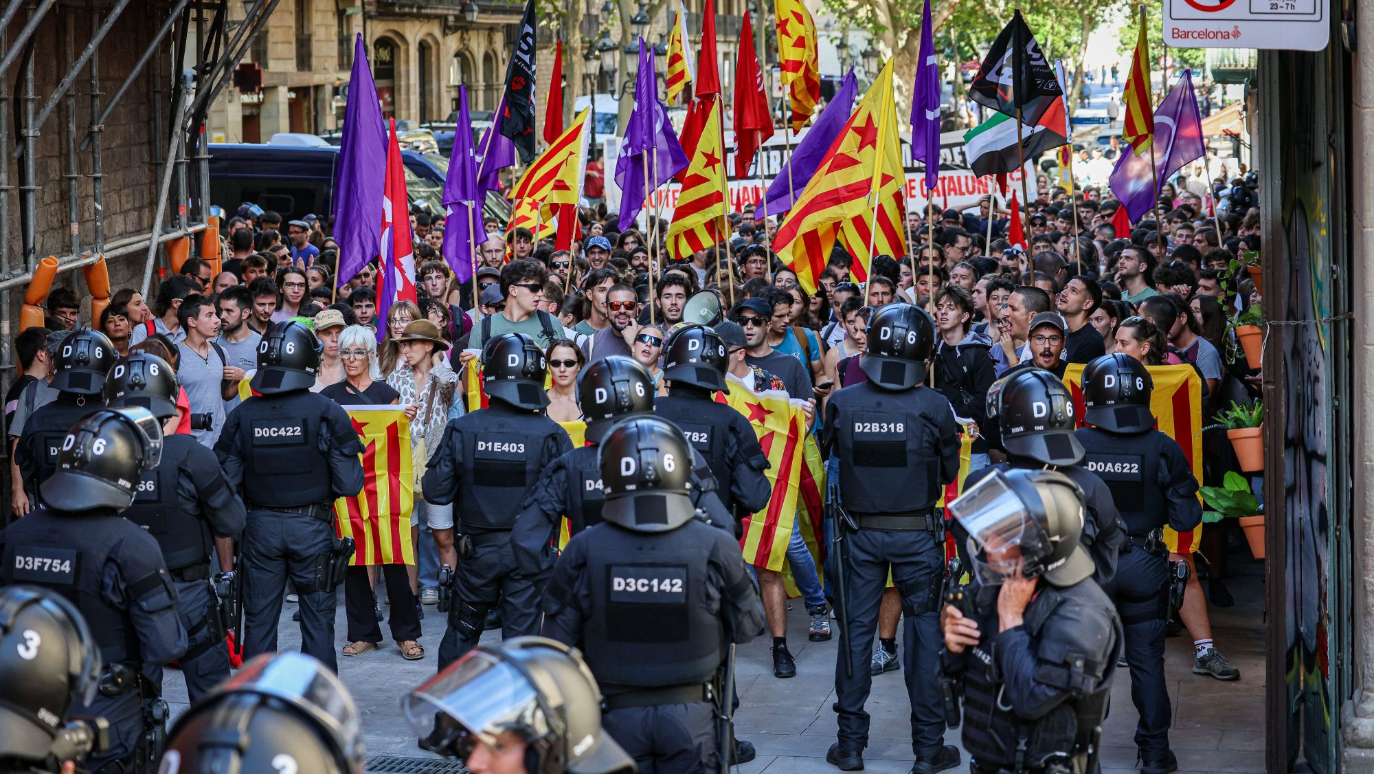 Cordó policial dels Mossos per evitar que manifestants de l'Esquerra Independentista entrin al Fossar i es trobin amb militants d'Aliança Catalana
