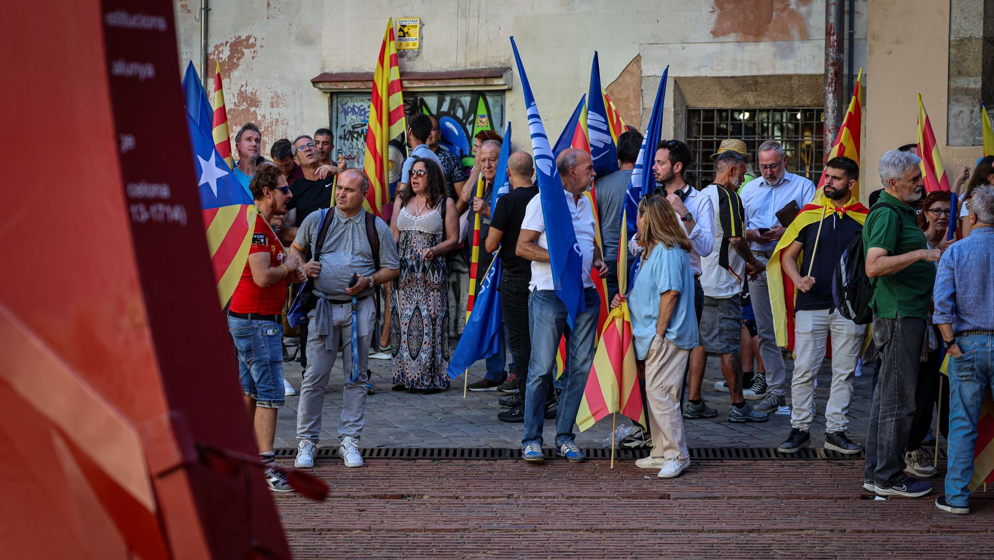 Simpatitzants d'Aliança Catalana, dins del Fossar de les Moreres de Barcelona