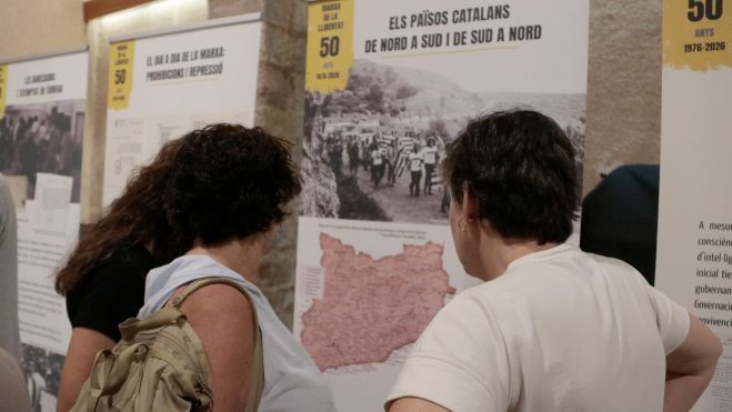 Tres dones observen un dels plafons informatius