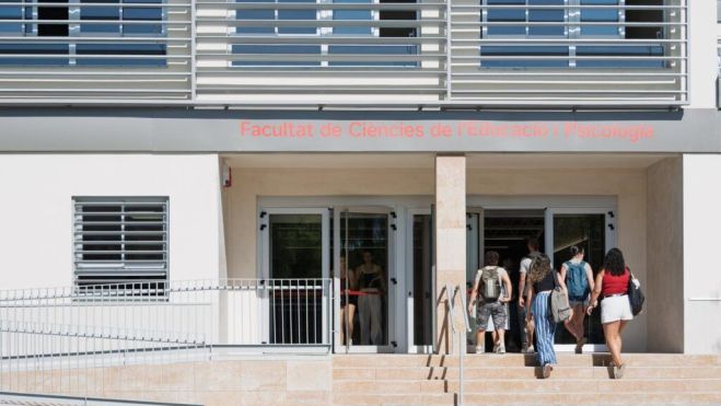 Entrada a la Facultat de Ciències de l’Educació i Psicologia