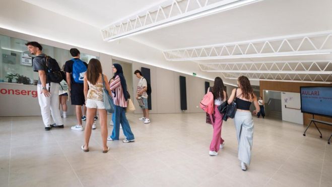 Arribada d’estudiants al vestíbul de la facultat