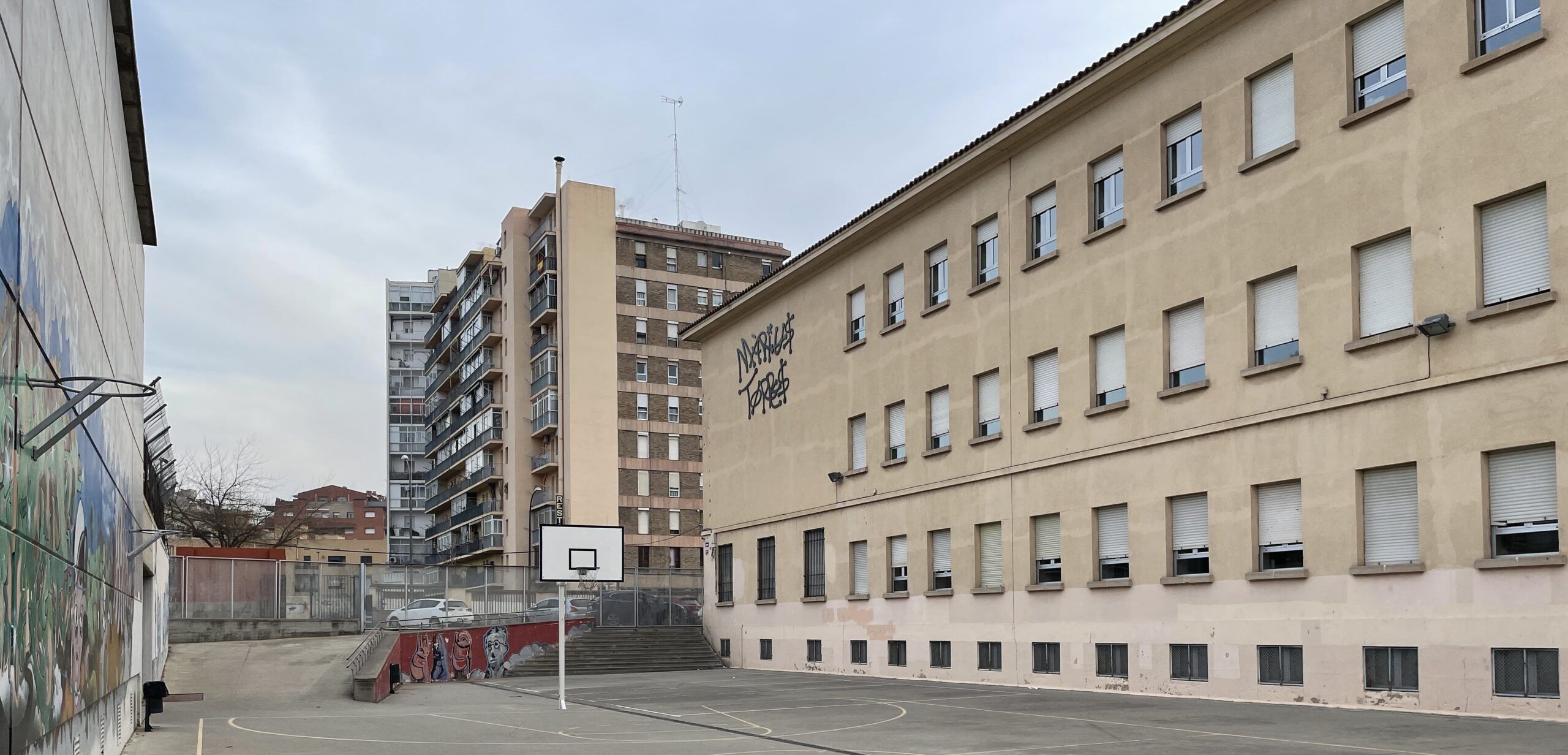 Patio del Instituto Màrius Torres de Lleida, incluido entre los centros prioritarios del plan de climatización de la Generalitat.