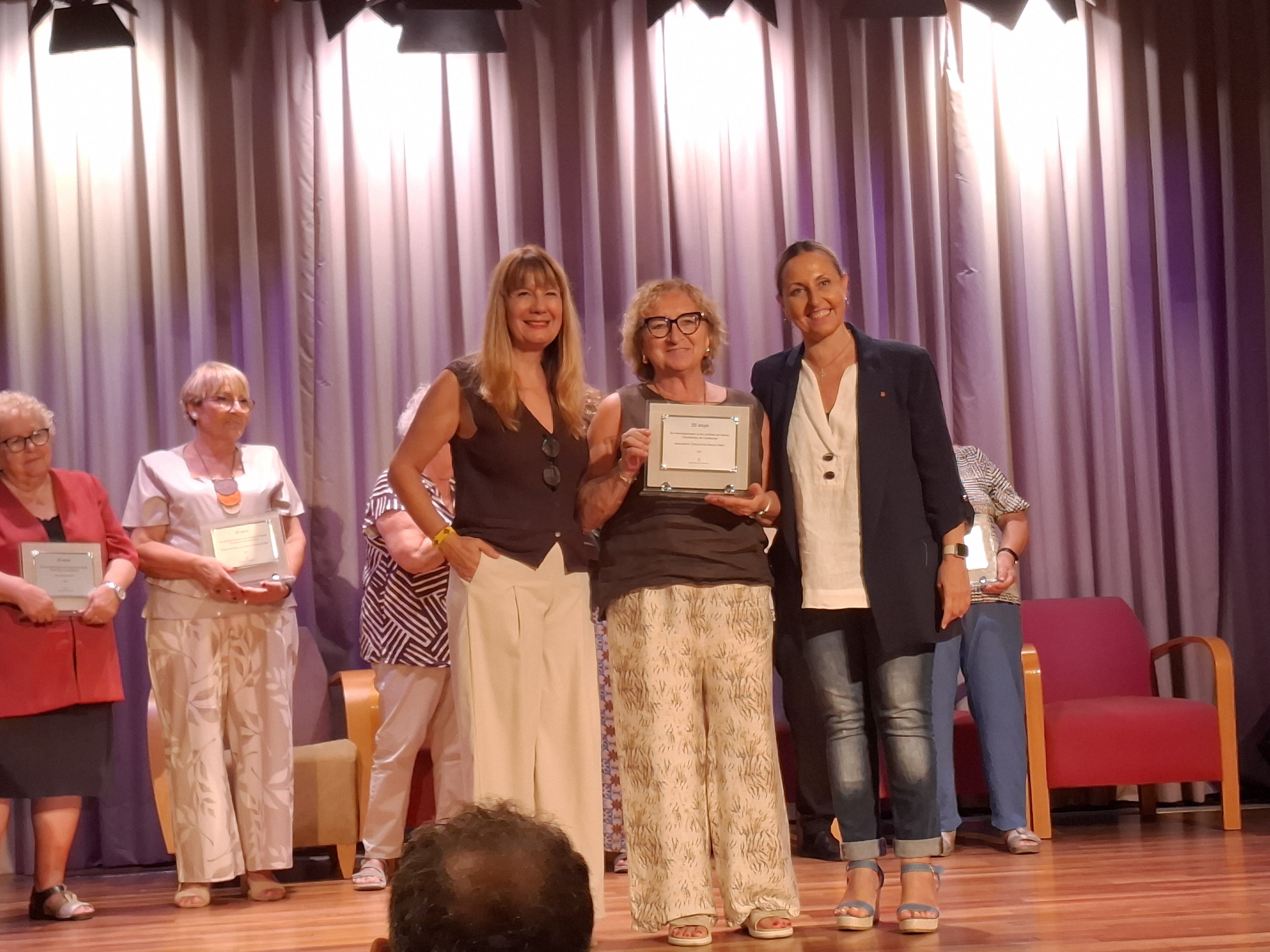 L’Associació de Dones L’Alba de Cambrils rep un reconeixement pels seus 25 anys de trajectòria 1